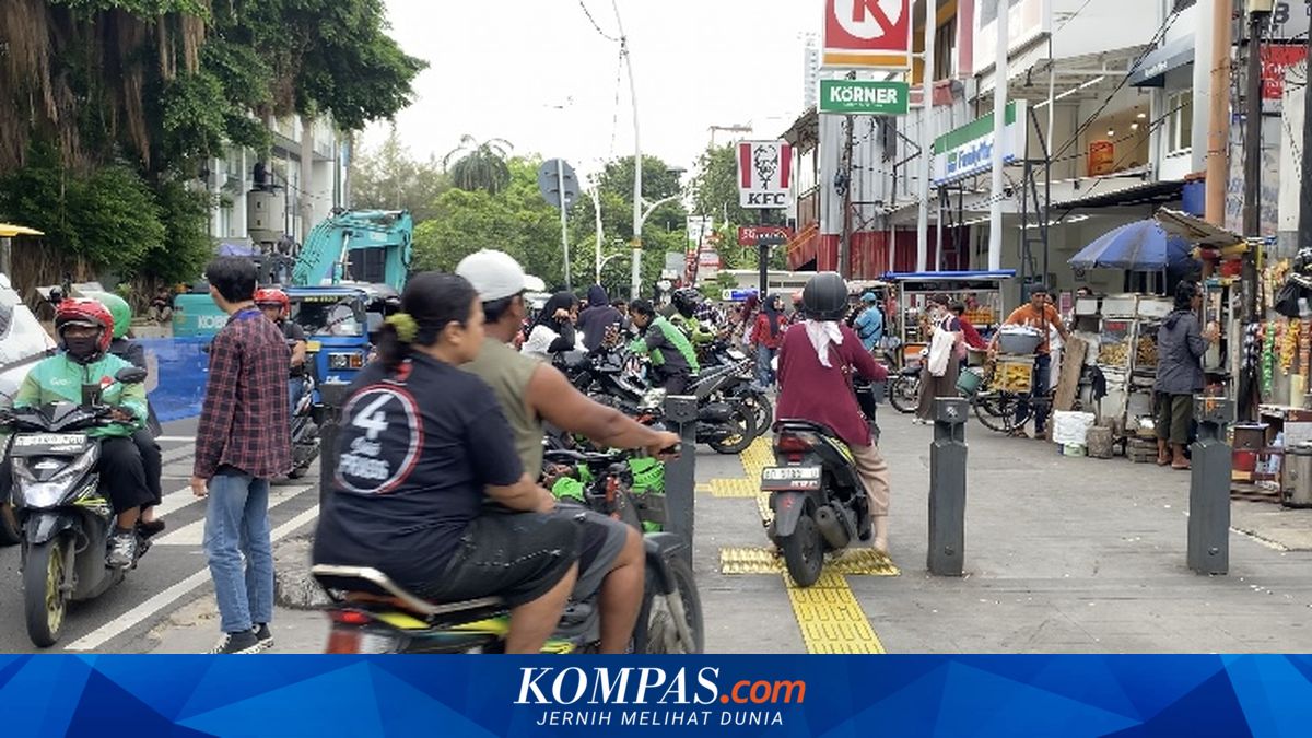 Cikini Footpath Crowded by Illegal Parkers, Ojek Riders, and Street Vendors, Pedestrian Rights Compromised