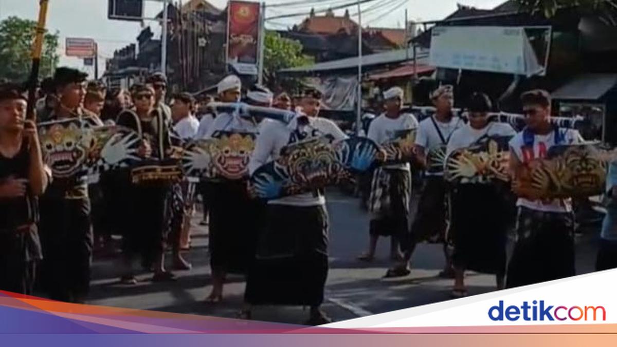 Tek-Tekan Nangkluk Merana Tradition Struggles Ahead of Nyepi in Kediri, Tabanan