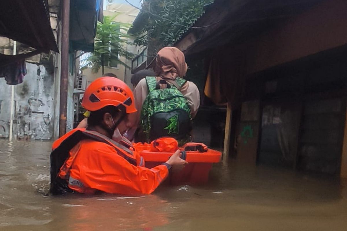 Flooding in Jakarta Still Submerges 16 Residential Units and Two Roads Until Monday Morning