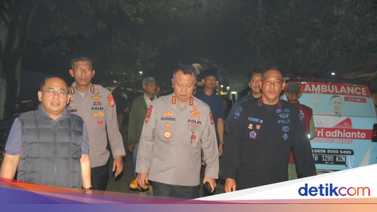 Metro Police Mobile Brigade Assists in Evacuation of Victims from Bantargebang Waste Landslide