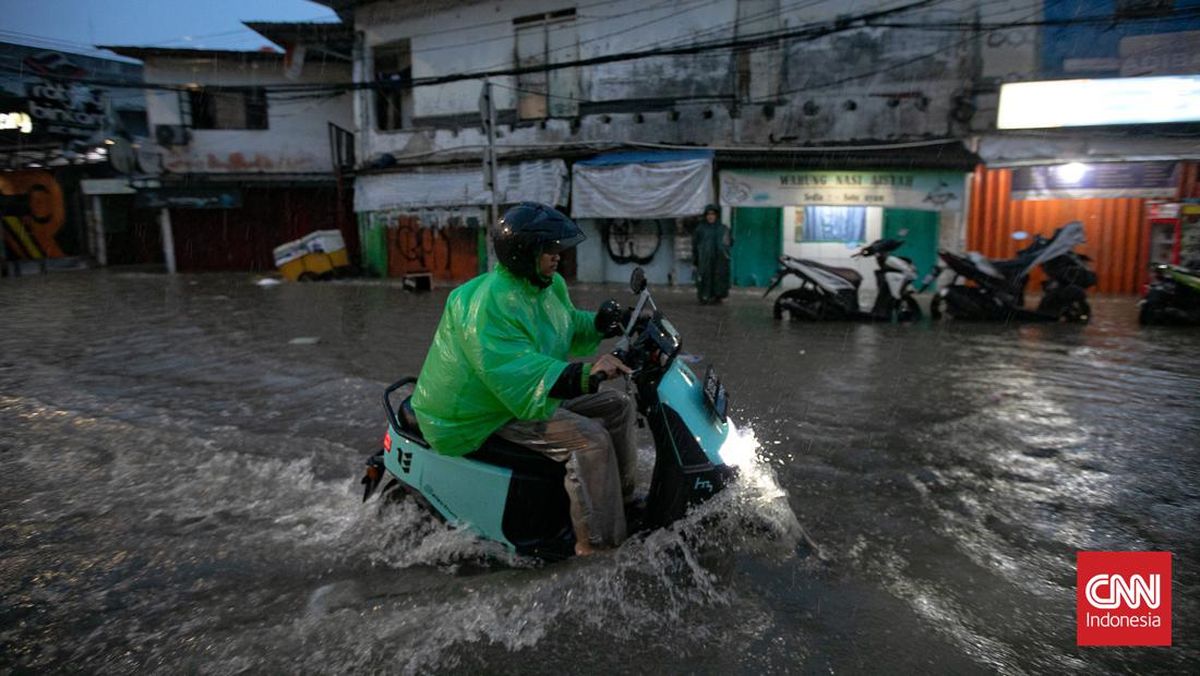 Flood Still Submerges 16 Neighbourhoods and 2 Road Sections in Jakarta This Morning