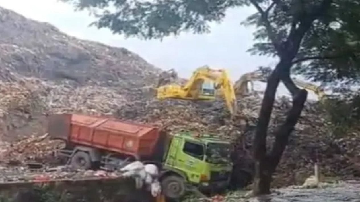 Bantargebang Landfill Landslide Claims Four Lives, Two Rescued