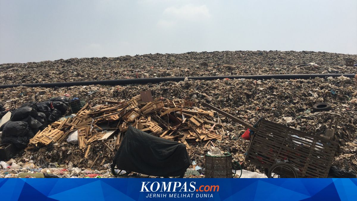 Waste Pile Collapse at Bantargebang Landfill: 3 Dead, Trucks and Stalls Buried
