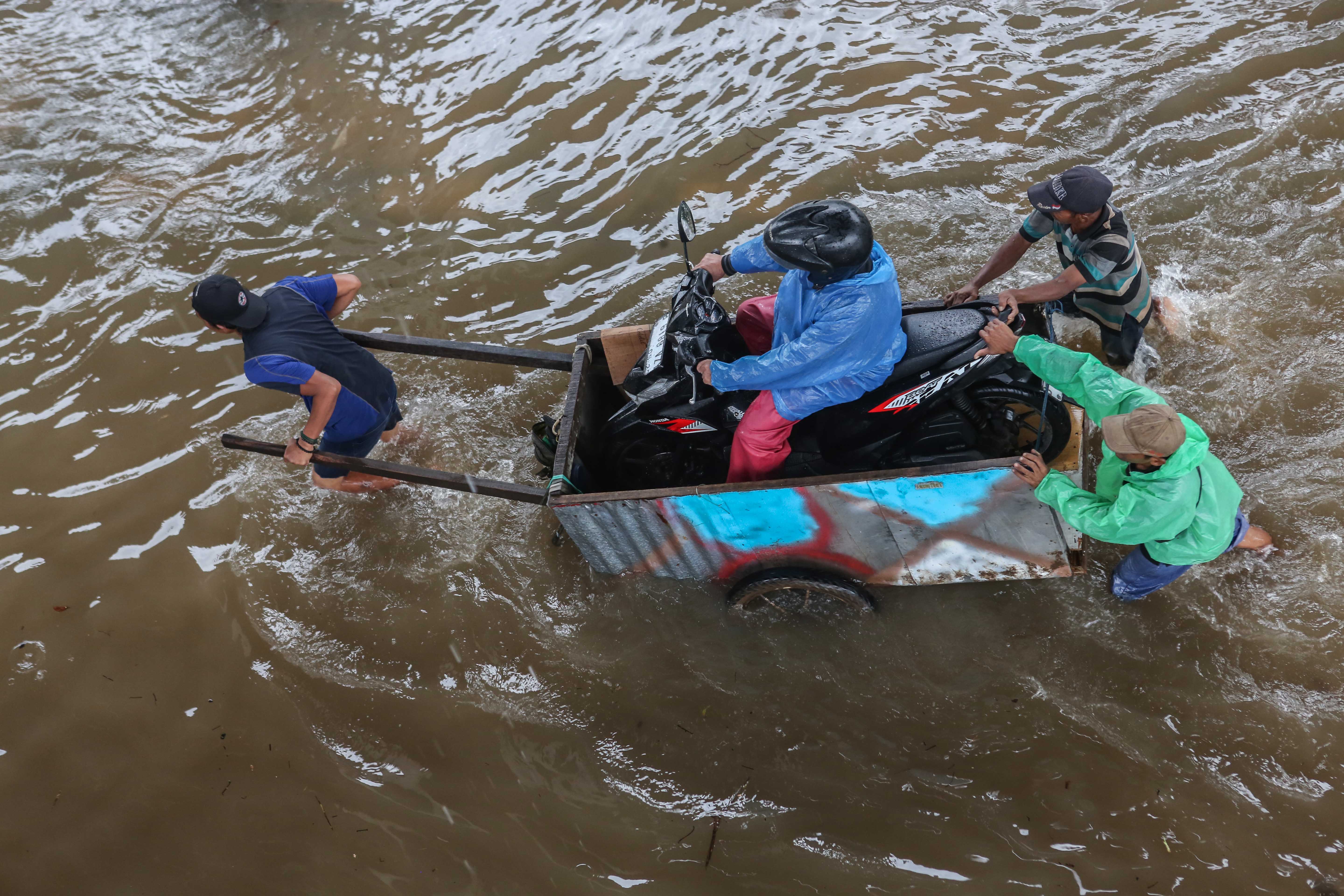 16 Neighbourhoods and 2 Road Sections in West Jakarta Still Flooded This Morning
