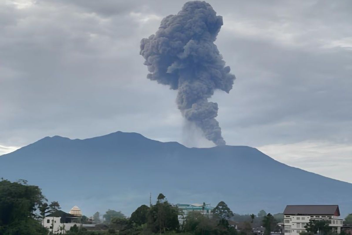Mount Marapi erupts Monday morning, ejecting ash column 1.6 kilometres high