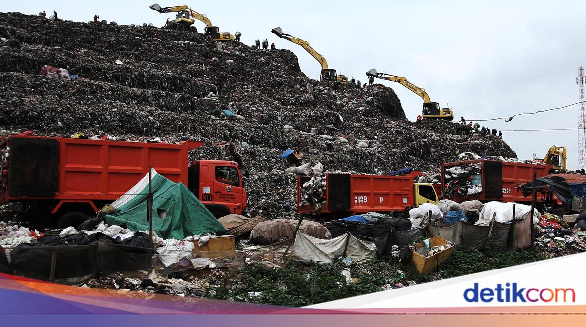 Landslide at Bantargebang Rubbish Mountain Claims Lives