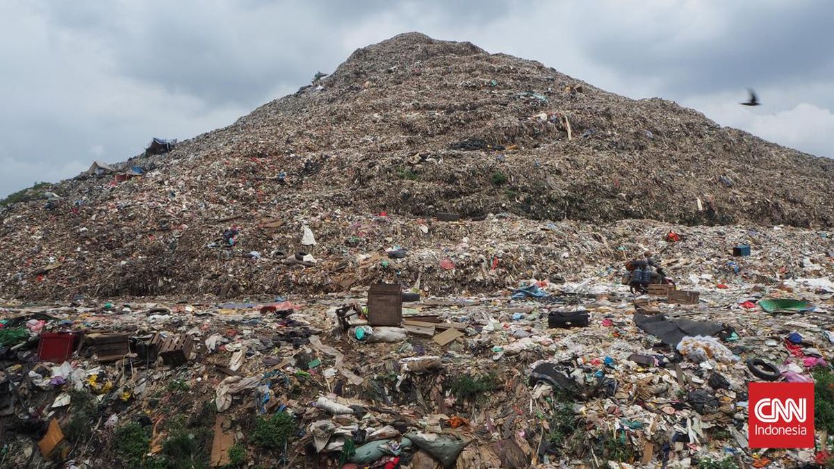 Bantargebang Waste Dump Landslide Kills Four People