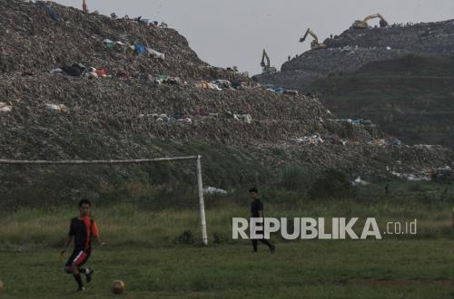 Bantargebang Waste Processing Facility in Bekasi Collapses; Multiple Trucks and Food Stalls Still Buried Under Waste