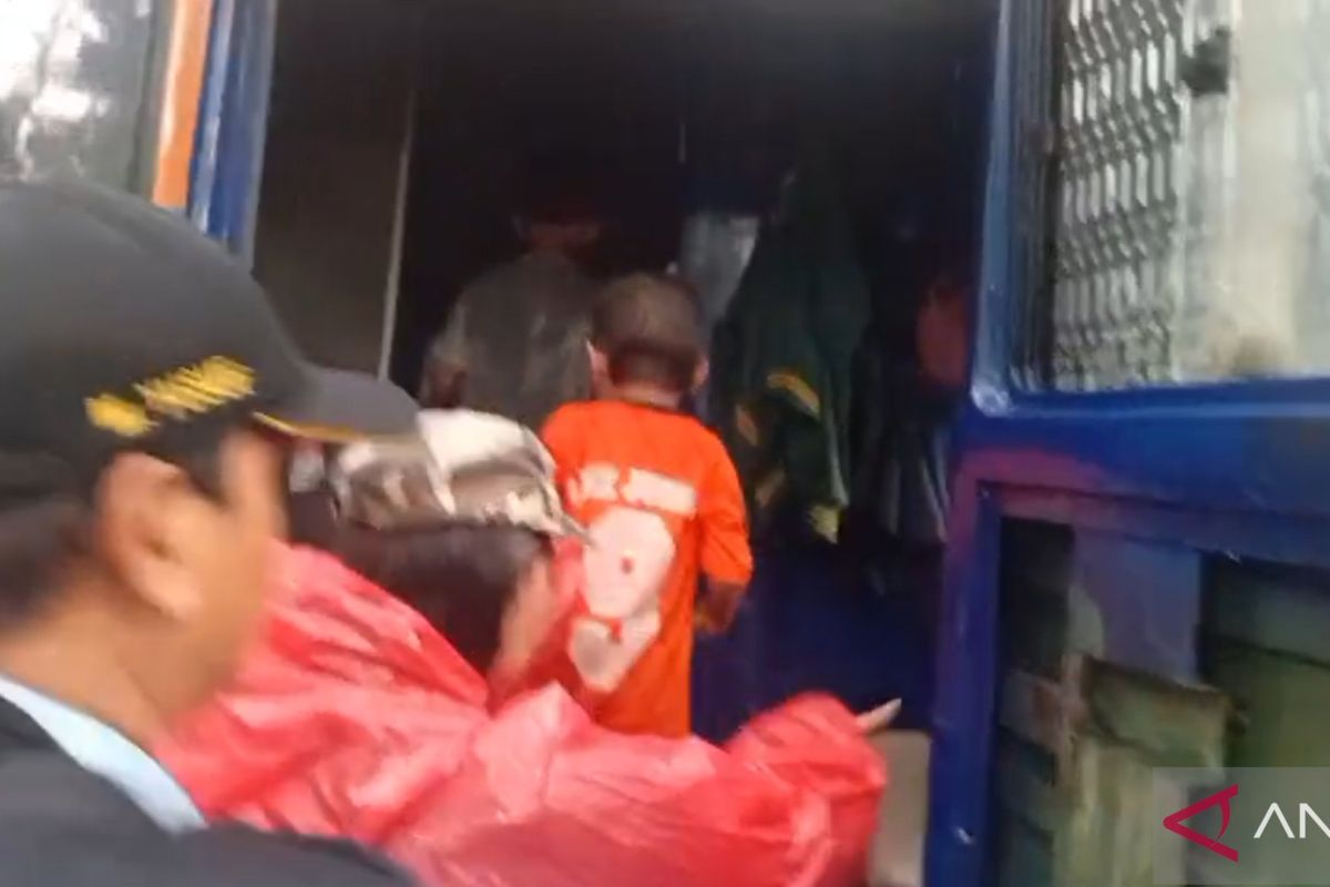 South Jakarta Civil Police Round Up Cart Dwelling Family in Tebet Area