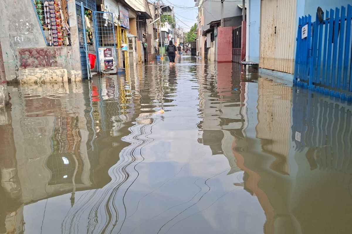 Flooding still inundates residential area in Pulo Indah Duri Kosambi, West Jakarta