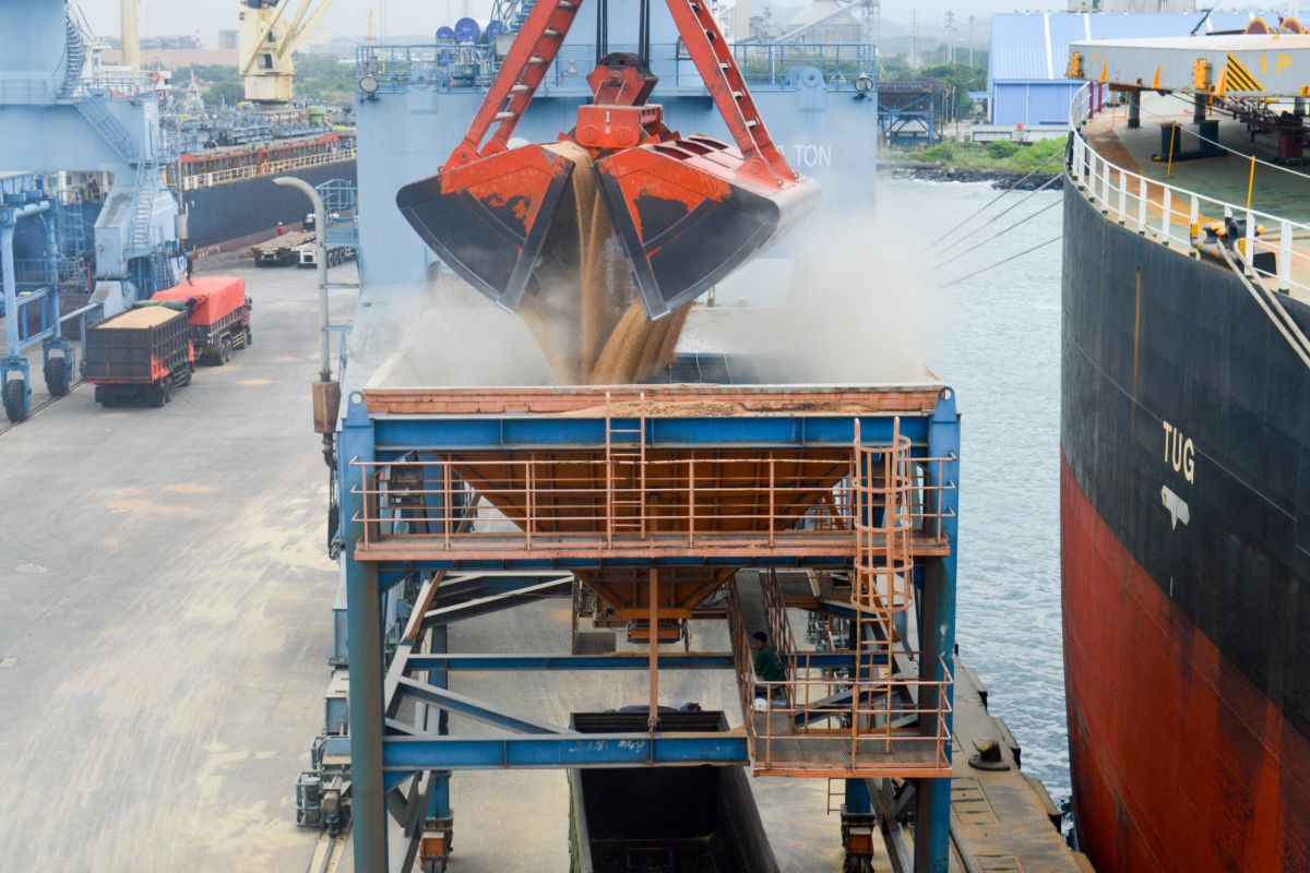 PT Pelabuhan Tanjung Priok Noncontainer Division Unloads 70,392 Tonnes of Wheat at Banten Port