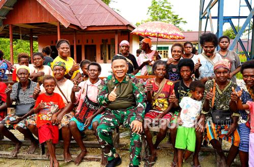Military Operations Command TNI Papua Conducts Community Service in Iwaka Village, Mimika