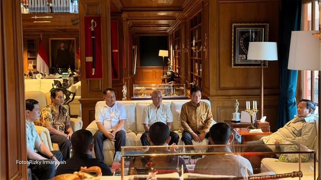 Presidential Secretary Teddy Reveals Prabowo's Meeting with Former Aides and Security Personnel