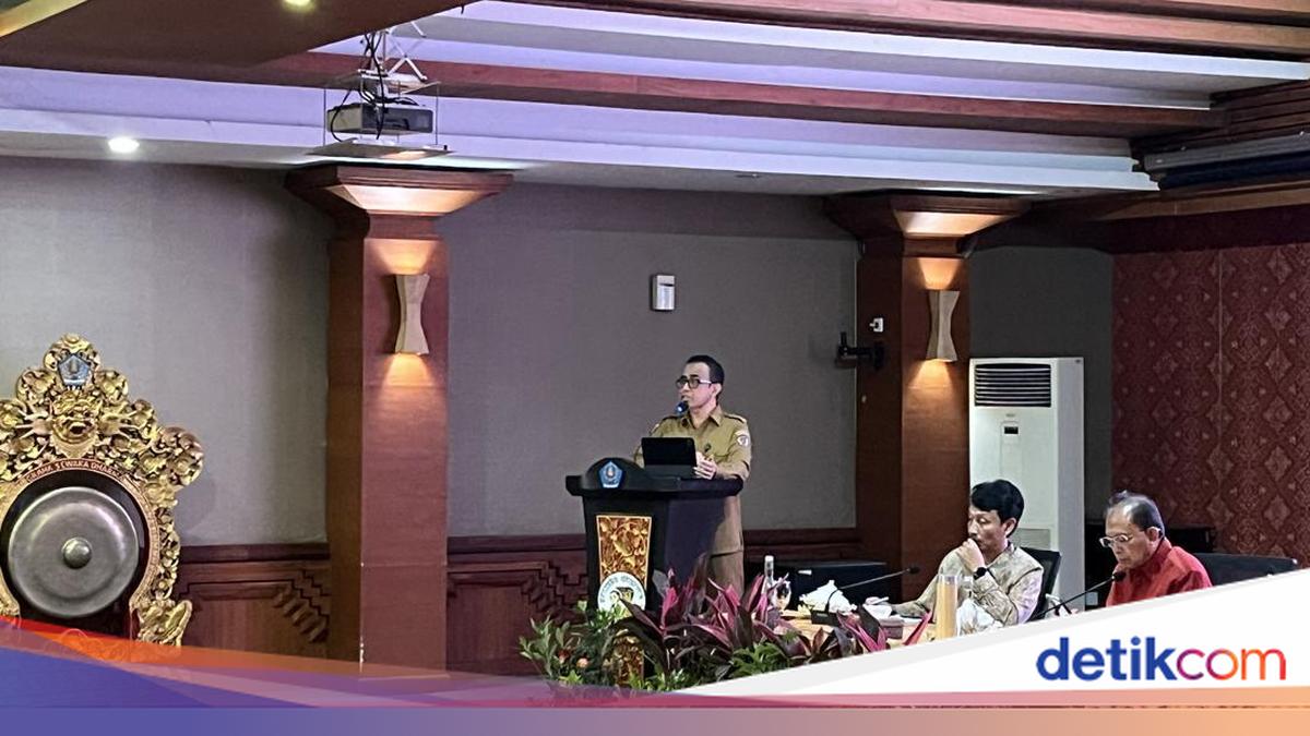 Moved to Tears, Denpasar Mayor Appeals to Village Chiefs for Waste Management Support