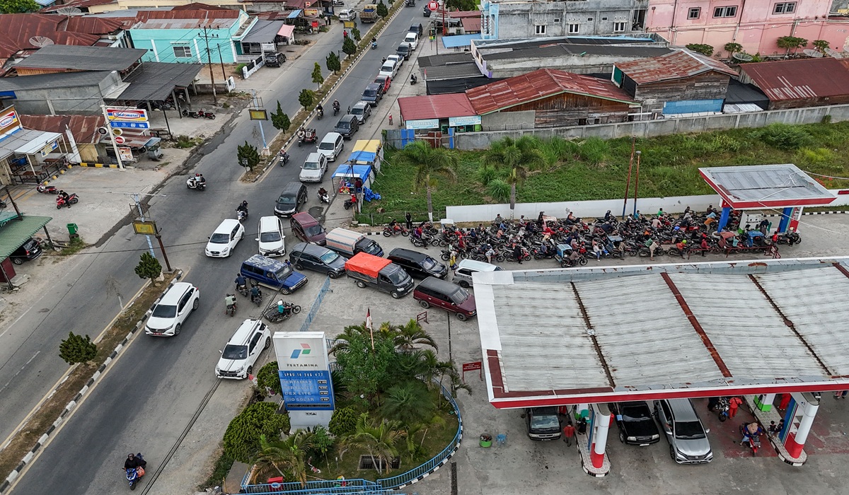 Panic Buying of Fuel Oil in Aceh Sounds Alarm for Government