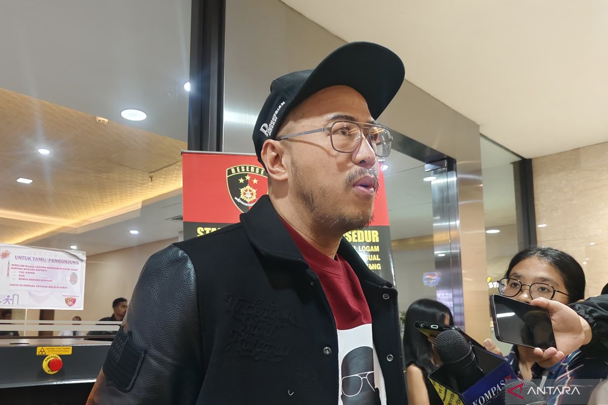 Comedian Pandji Pragiwaksono Attends Second Questioning Regarding Toraja Case