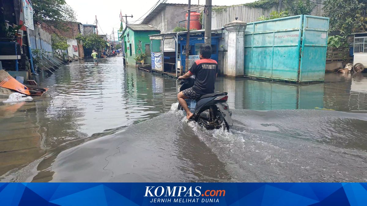 Motorist Stranded After Bike Stalls in Floods While Attempting to Avoid Traffic in North Jakarta