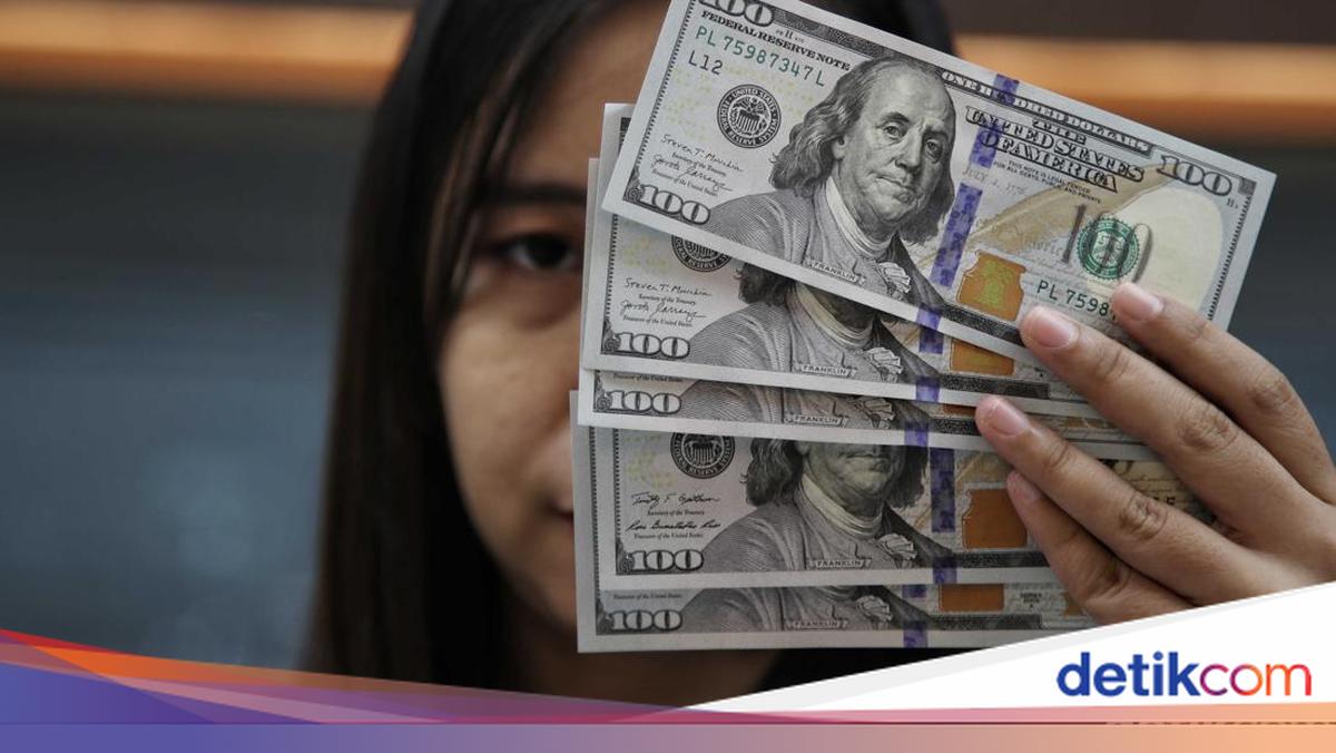 US Dollar Surges Past IDR 17,000 Mark