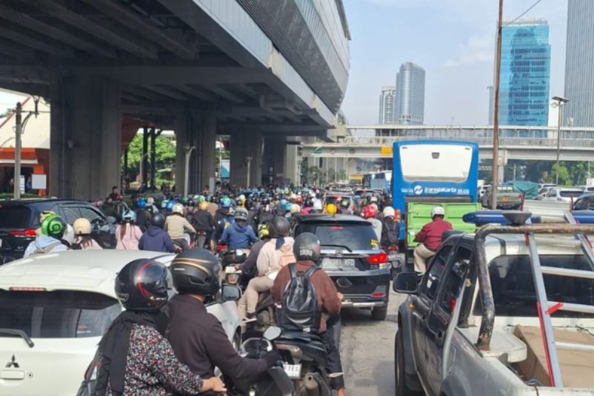 Traffic congestion at Pancoran flyover causes Transjakarta bus delays