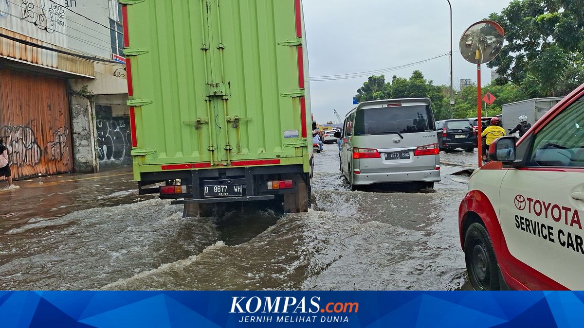 Prof. Dr. Latumeten Road in West Jakarta Still Submerged by Flooding on Monday Afternoon, Traffic Paralysed