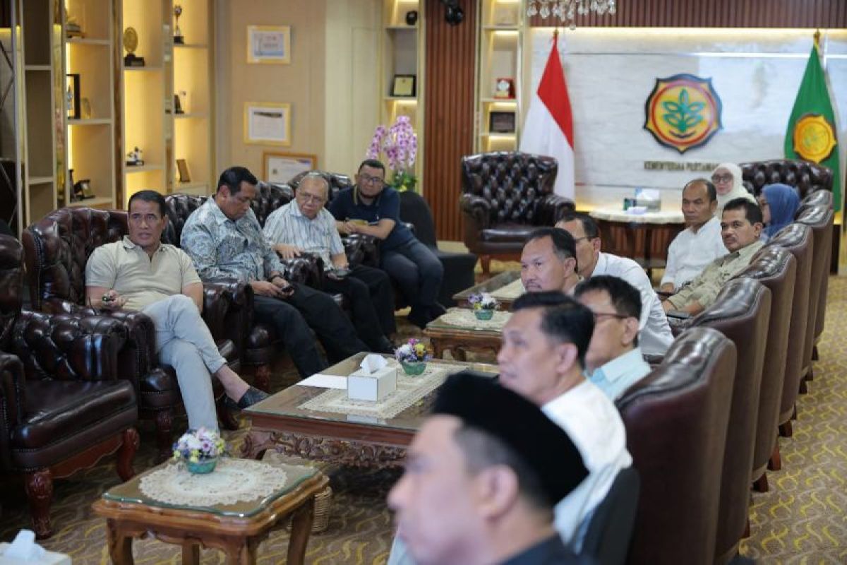 Agriculture Minister Safeguards Food Production amid Geopolitical Tensions