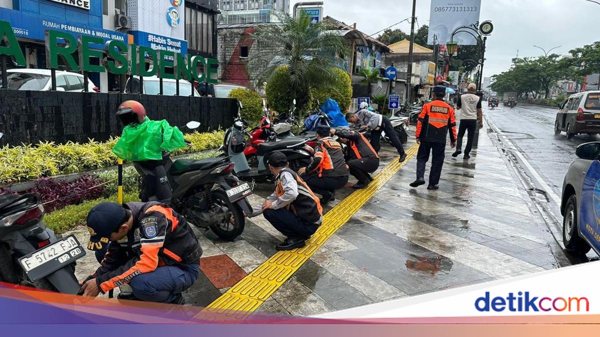 Depok City Government Conducts Raid on Illegal Parking on Margonda Street, 18 Motorcycle Tyres Deflated