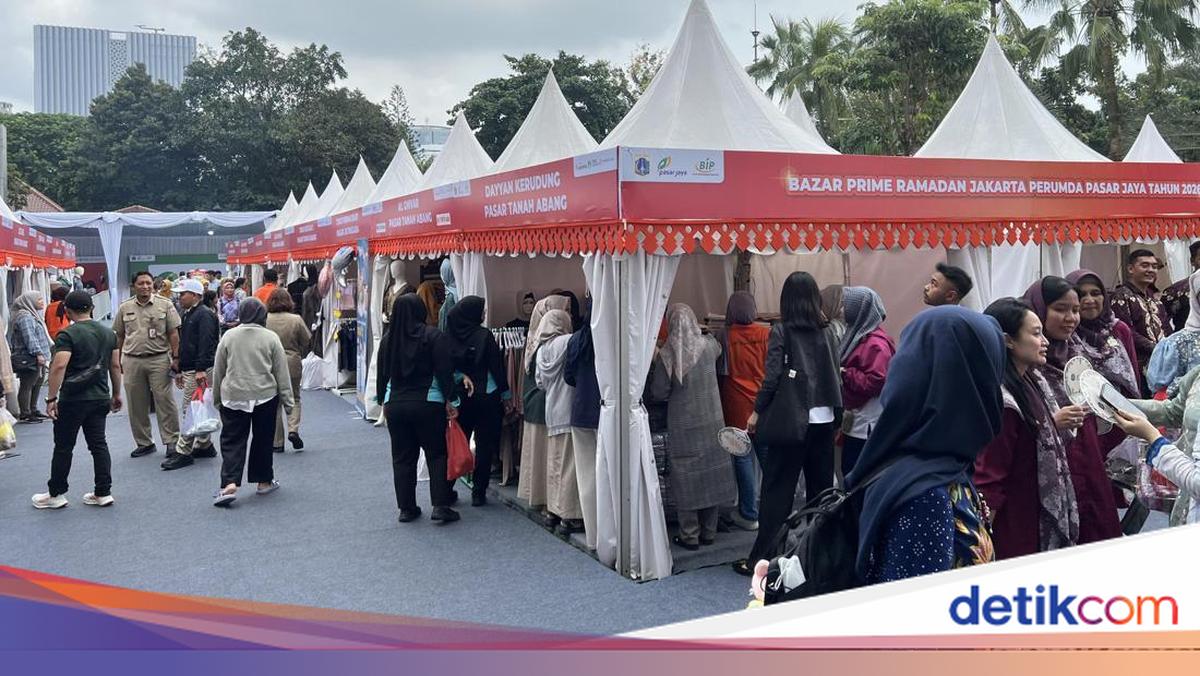 Crowds Flock to Prime Ramadan Bazaar at Jakarta City Hall