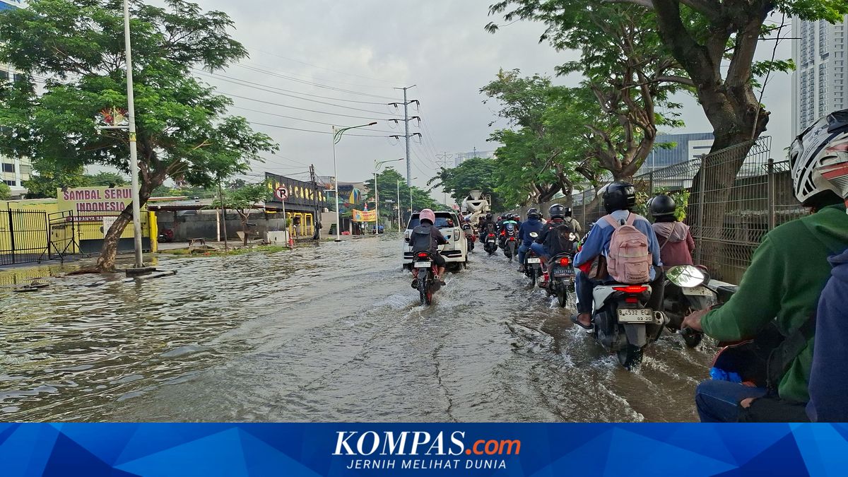 Outer Ring Road Cengkareng Still Flooded, Traffic Congestion and Fuel Station Closed