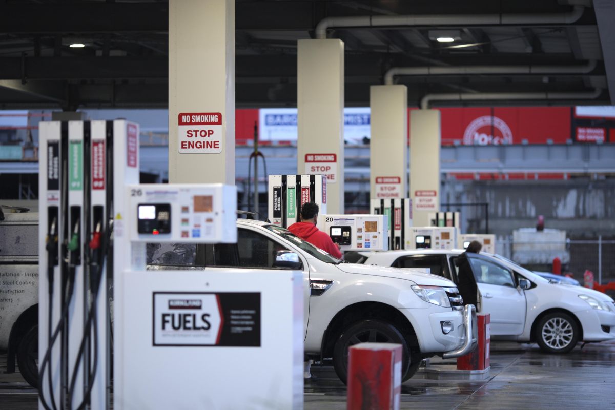 New Zealand vehicle users engage in panic buying as crude oil prices surge