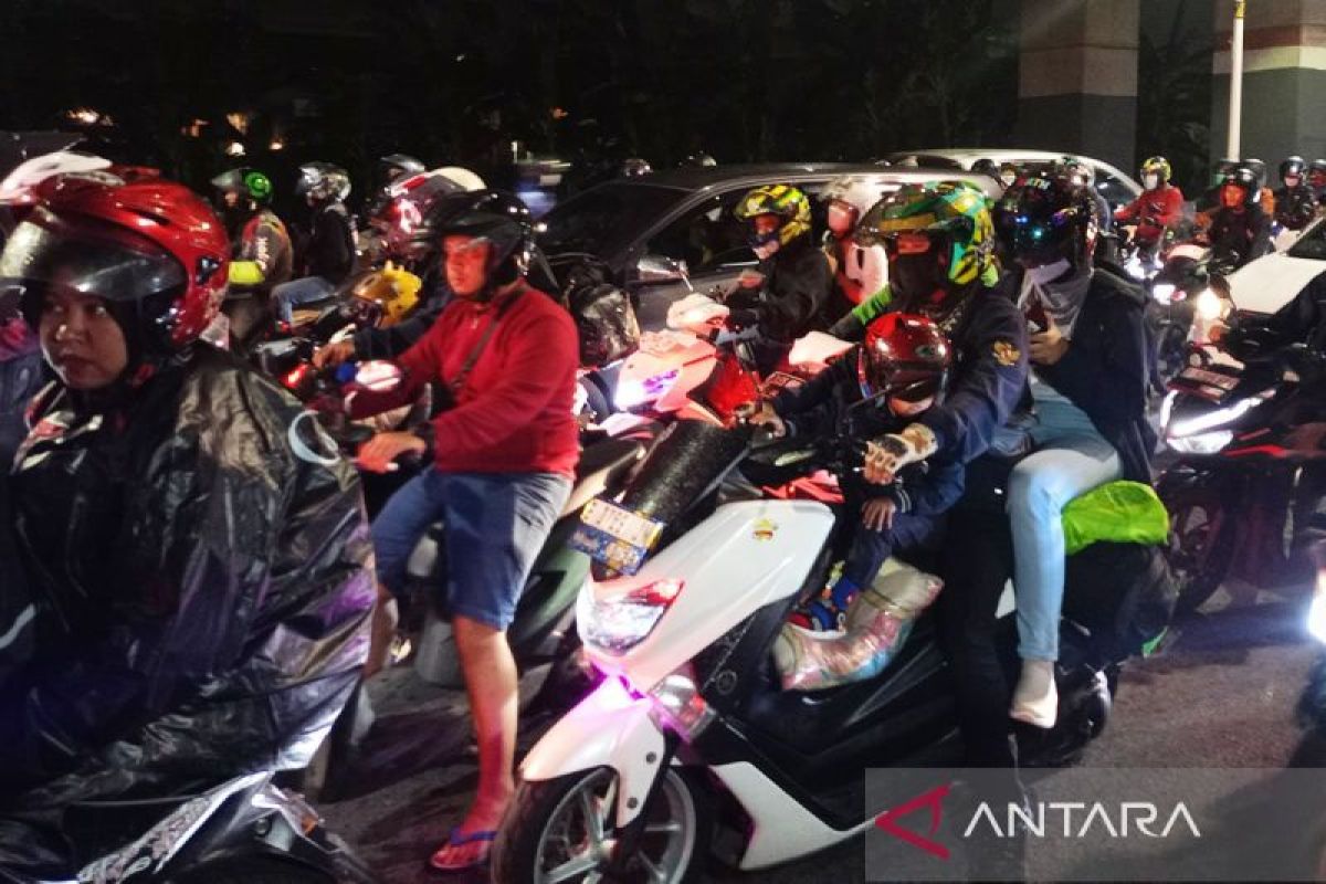 Two-wheeled homecoming travellers urged not to carry excessive personal baggage