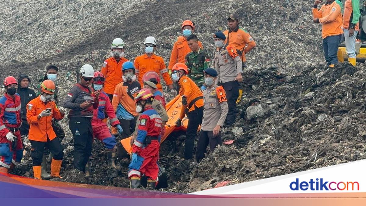 Brimob Metro Police Joins Rescue Operations at Bantargebang Landfill Collapse, Motorcycle Recovered