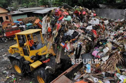 Pramono Responds to Environment Minister Over Bantargebang Landslide