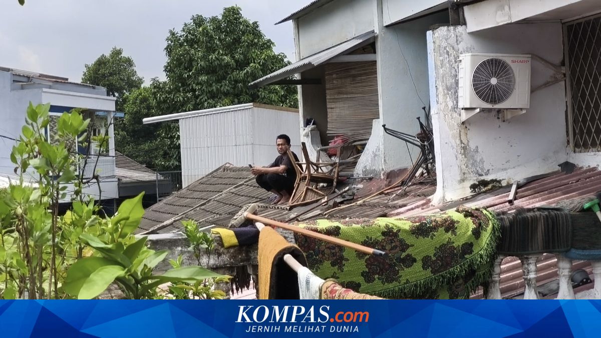 Periuk Damai Housing, Tangerang Flooded with 5-Metre Waters, Residents Hold Out on Second Floors