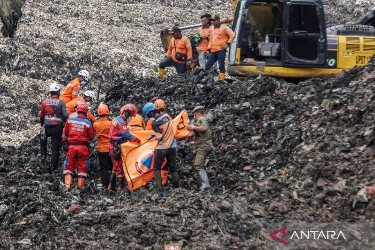 SAR Team Discovers Another Victim of Landfill Collapse at Bantargebang Waste Processing Facility