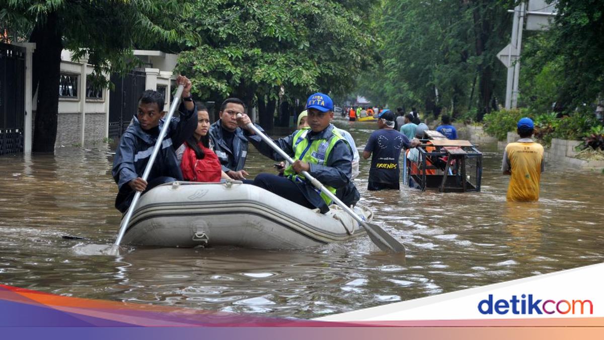 Teenager in Tangerang Dies from Electrocution While Rescuing Belongings During Flood