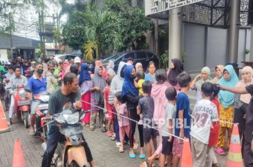 UBSI Jatiwaringin Campus Spreads Compassion, Ramadhan Rice Box Programme Aids Surrounding Community