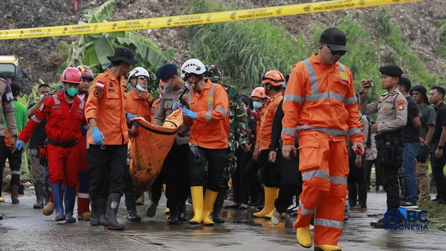 Families Distraught as Rubbish Landfill Collapse Claims Lives at Bantar Gebang Facility