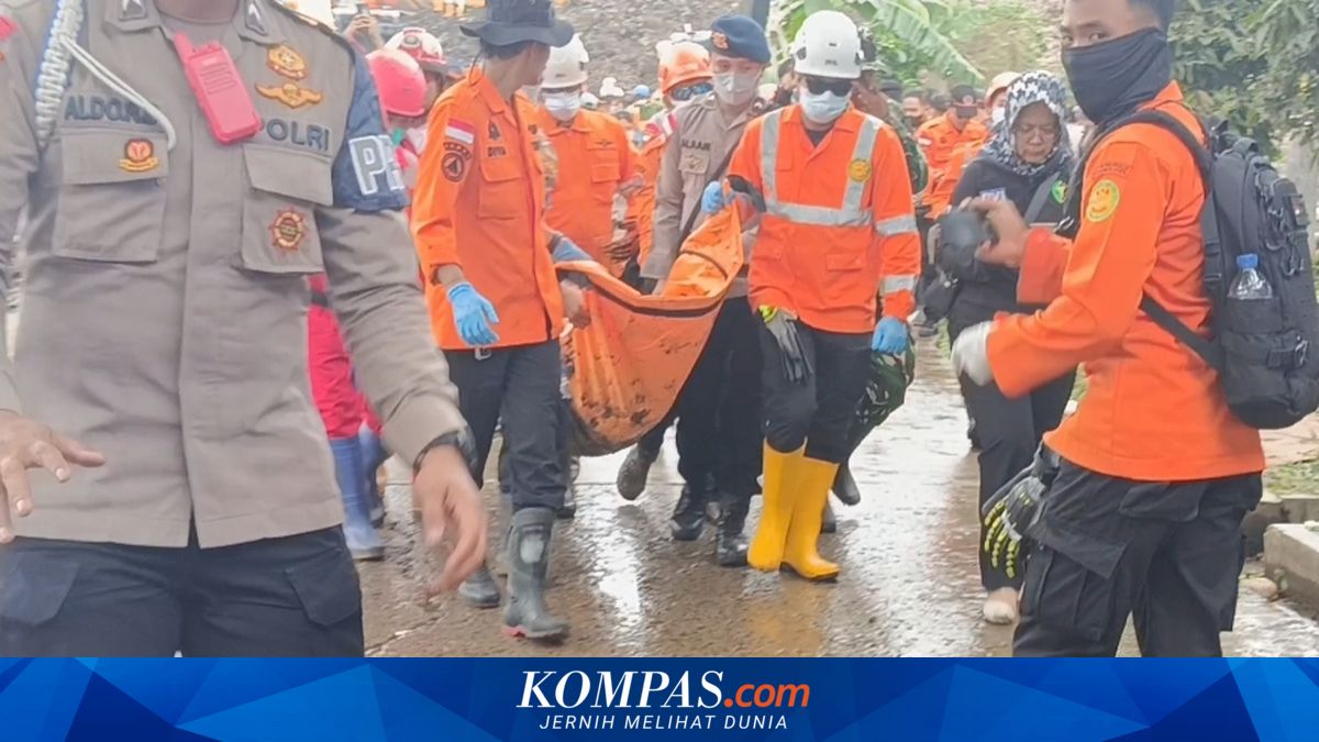 Remains of Bantargebang Waste Landslide Victim Taken to Police Hospital for Identification