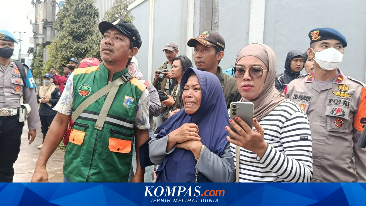 Mother-in-law Weeps as Son-in-law Goes Missing Following Bantargebang Landfill Collapse: His Bag Found, But Not Him