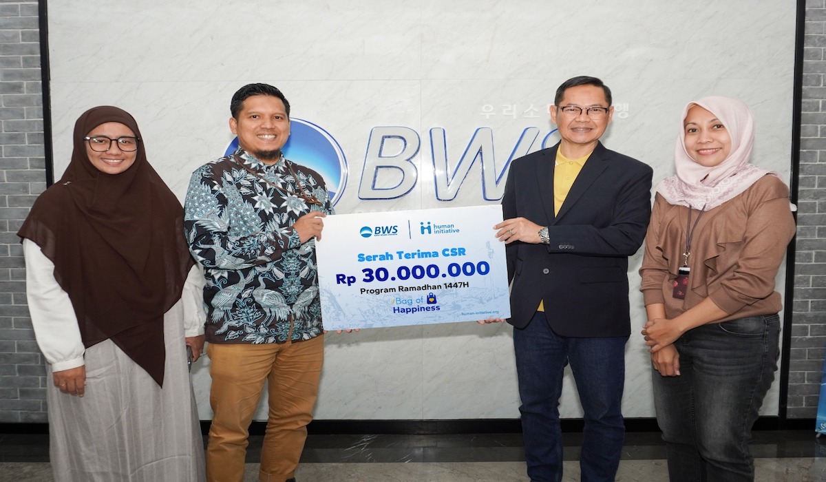 Bank Woori Saudara Spreads Ramadan Care, Bringing Hope to Underprivileged Communities around Cipucang Landfill