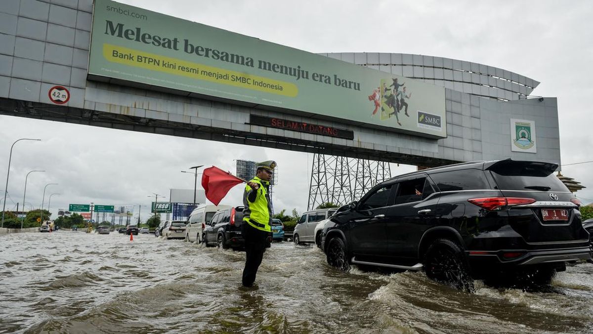 JORR Cengkareng Traffic Paralysed by Flooding, Fuel Station Closes