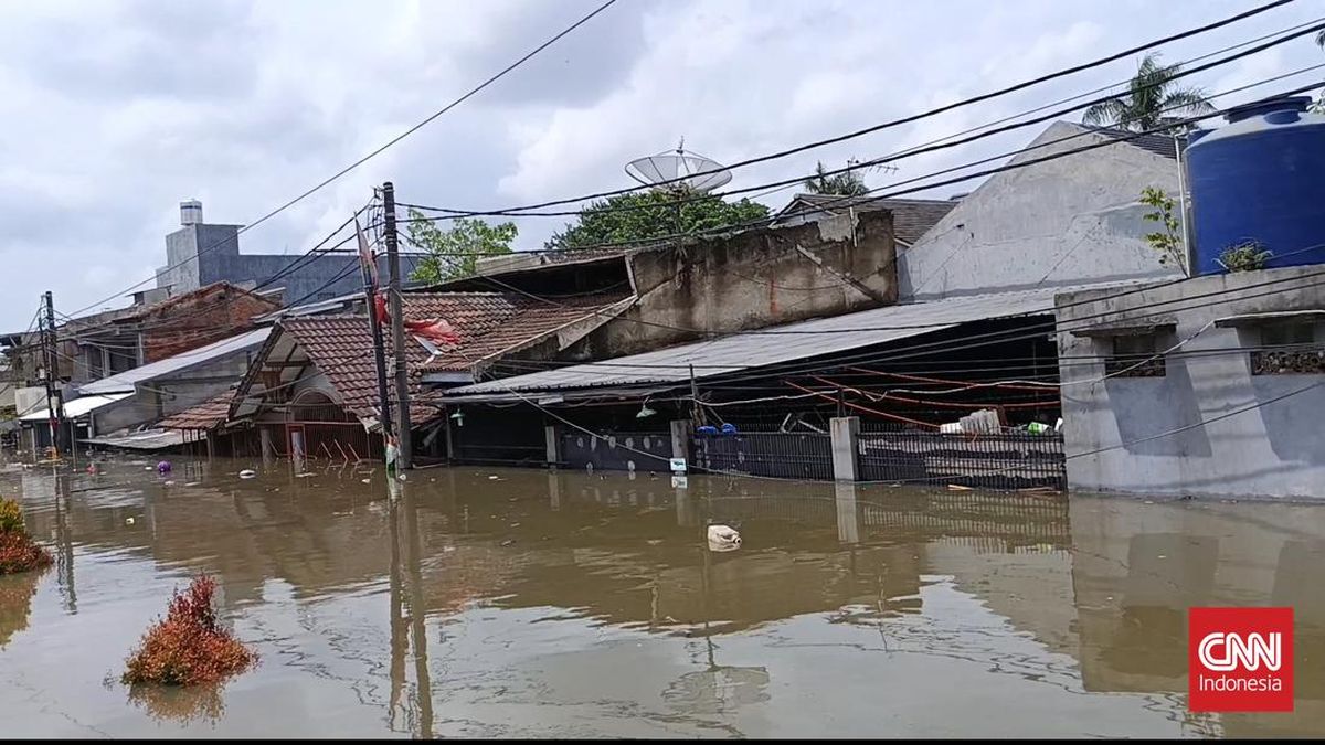 Periuk Damai Housing Complex in Tangerang Submerged by 3-Metre Flood