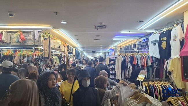 Senen Market Visitor Numbers Surge as Shoppers Hunt for Branded Second-Hand Clothing for Eid