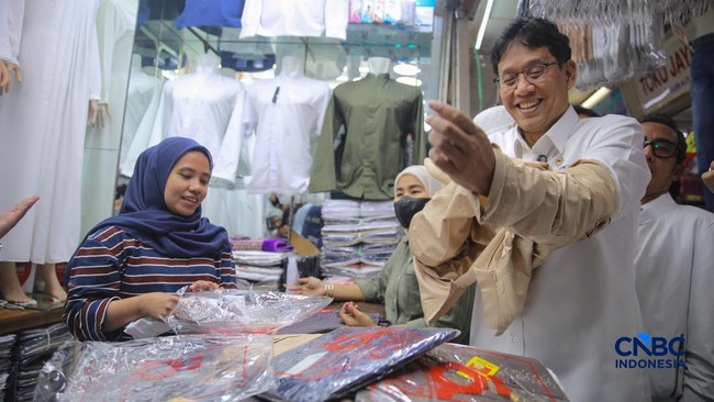 Finance Minister Tours Tanah Abang Market in Crowded Inspection