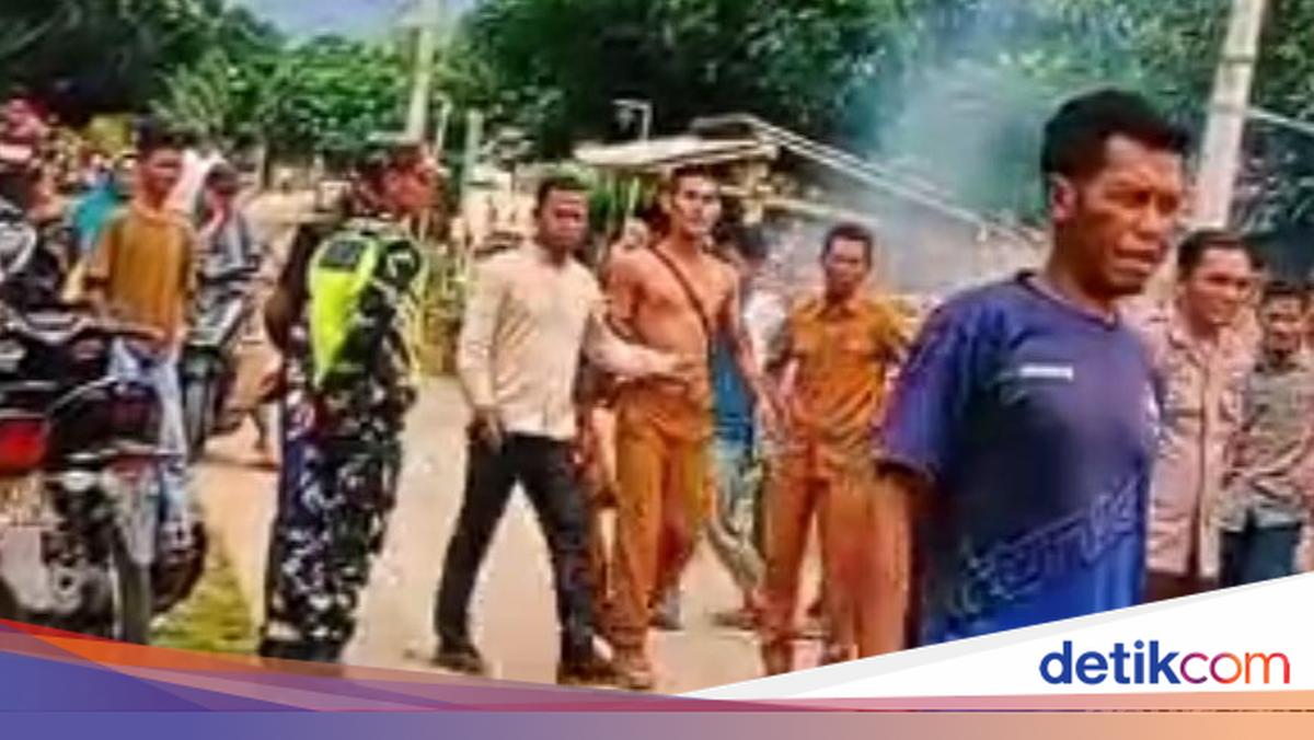 Village Chief in Bima Removes Shirt and Challenges Students to Duel During Protest