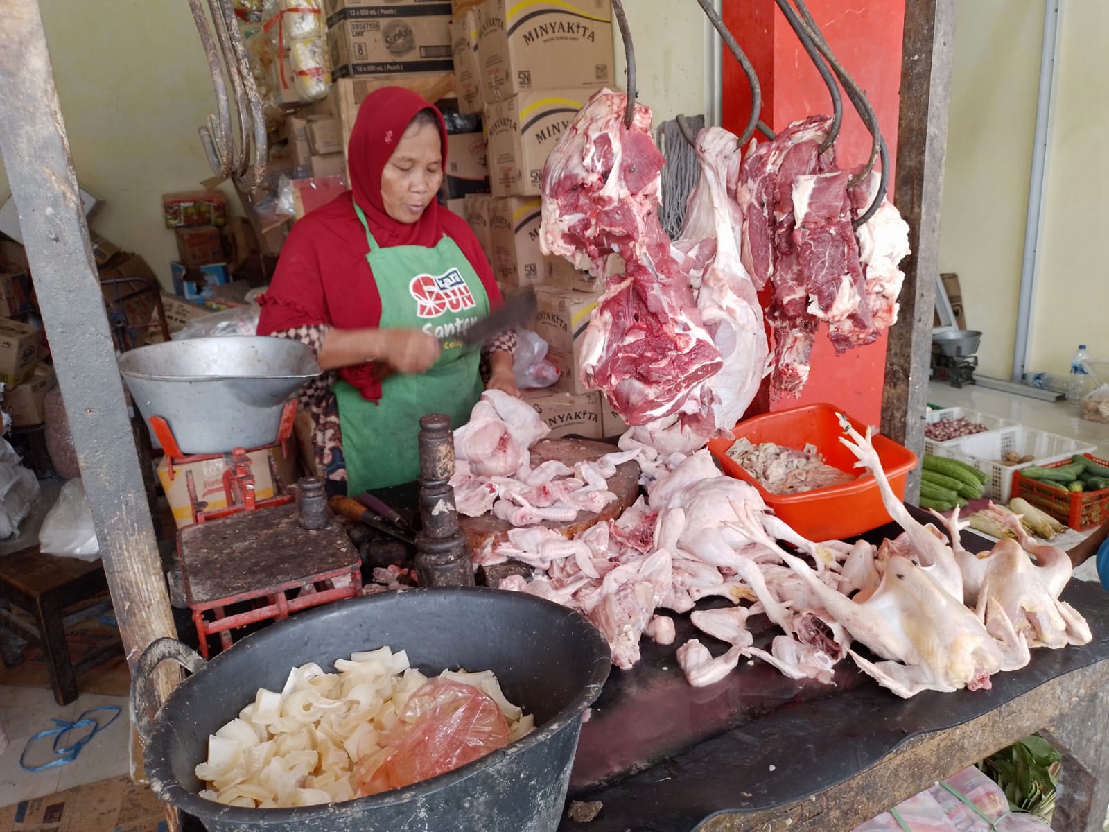 Staple Food Prices Fluctuate at Gedhe Klaten Market Ahead of Eid 2026