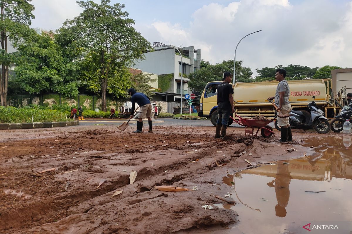 Flood Mud Still Covers Roads in Pulau Tondan Area, West Jakarta