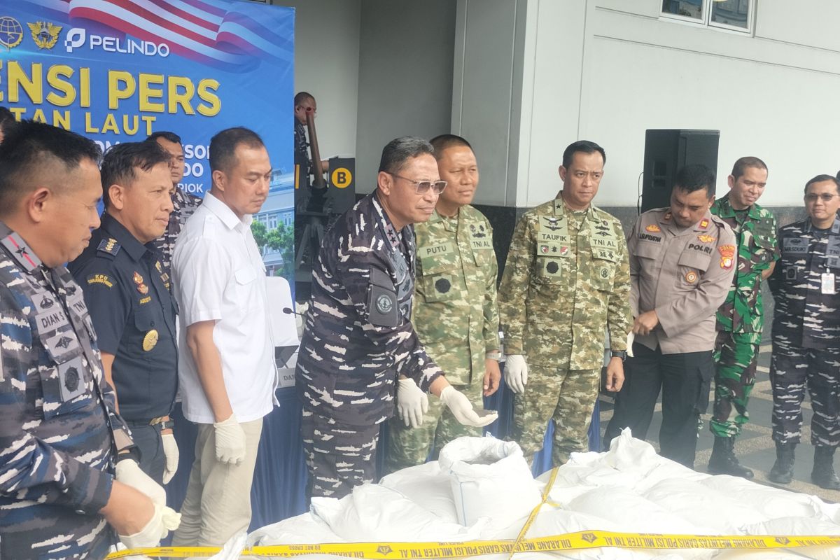 Indonesian Navy thwarts illegal tin sand smuggling operation to Jakarta