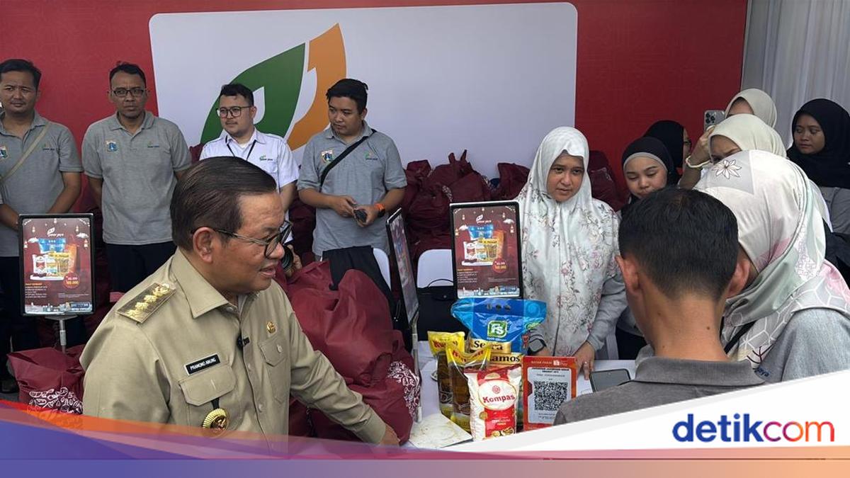 Pramono Opens Ramadan Bazaar at City Hall, 3,000 Food Packages Sold Out