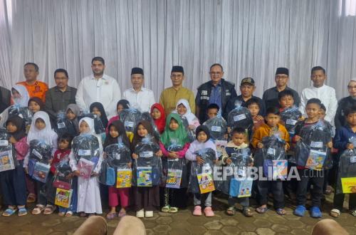 Landslide Victims in Pasirlangu Receive Clean Water Assistance and School Supplies